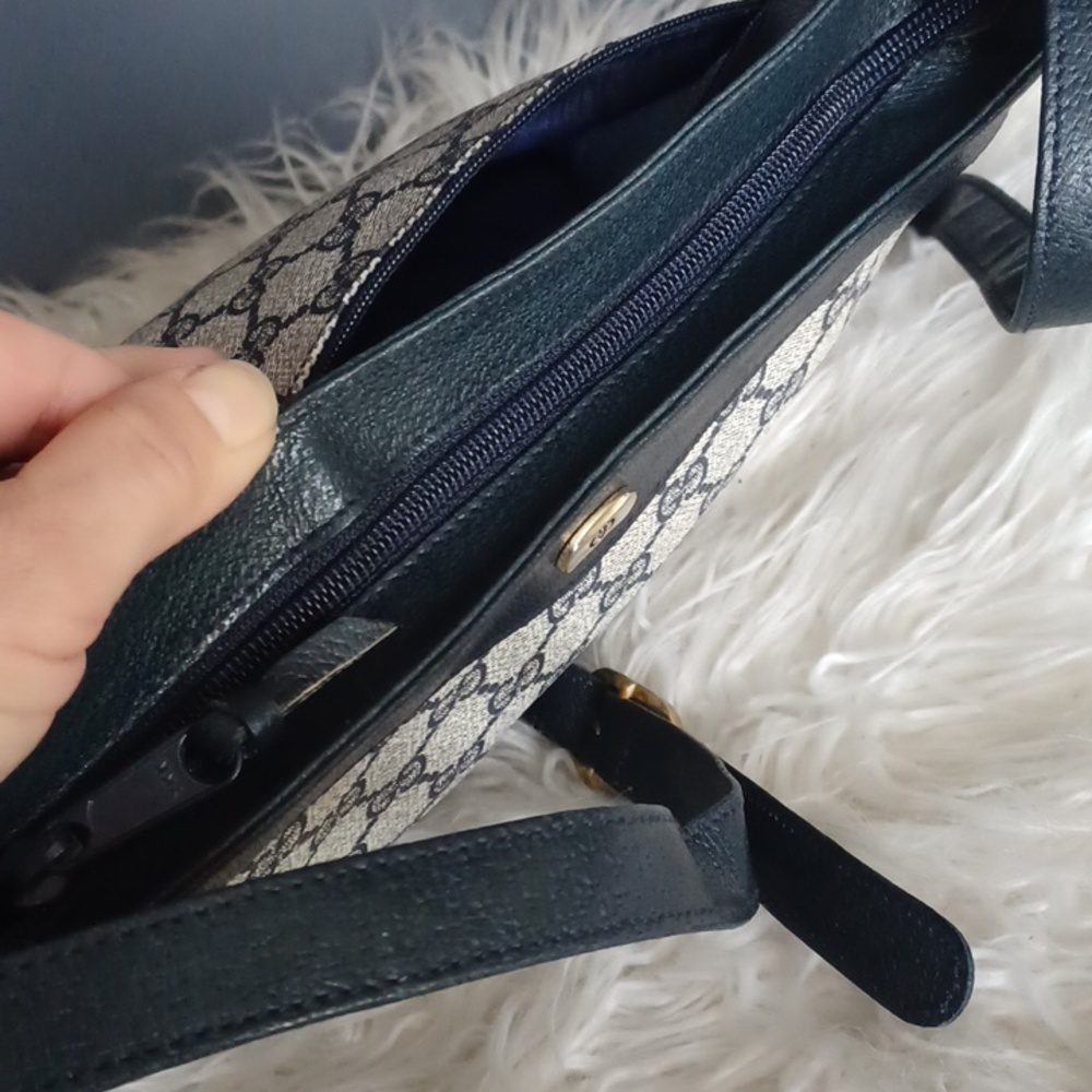 Vintage Gucci Signature Crossbody - Picture 9 of 16